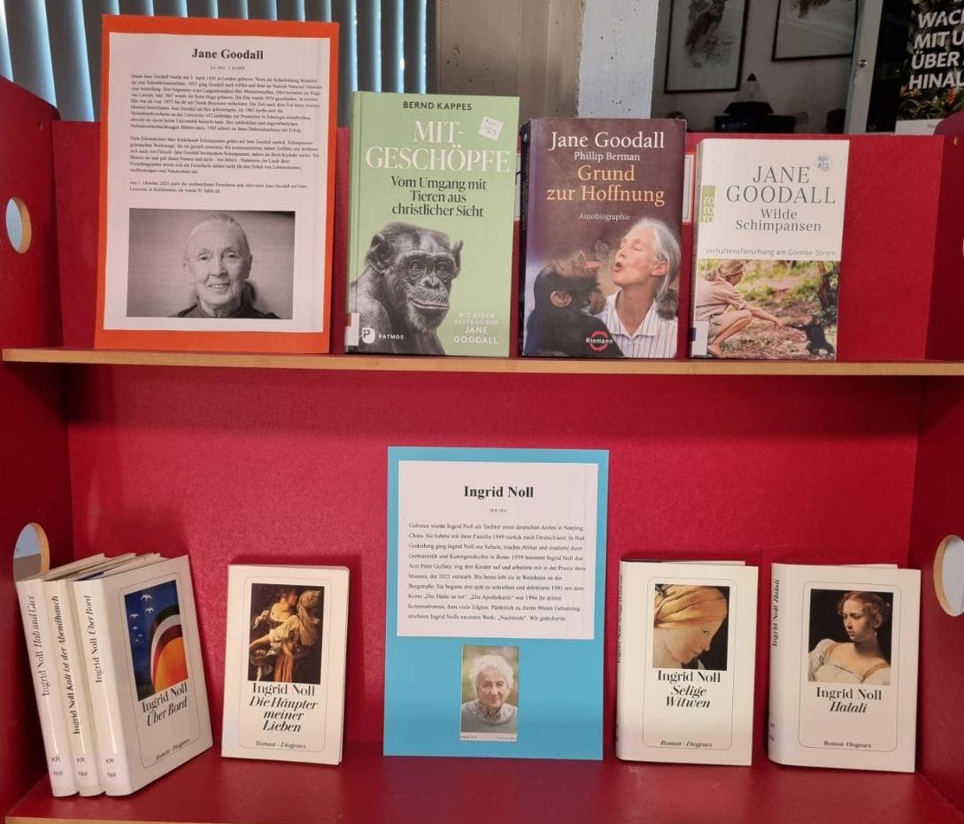 Regal mit Büchern ausgewählter Autor:innen