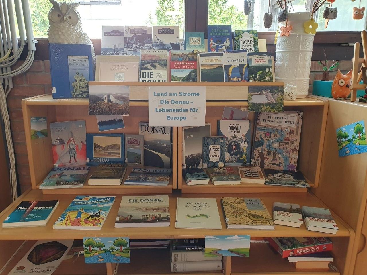 Bücher über die Donau im Regal