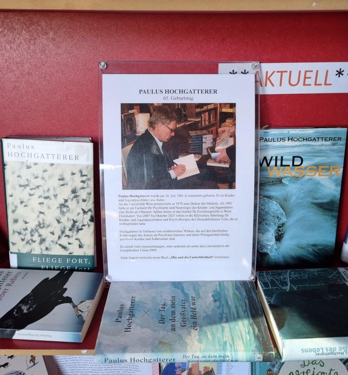 Bücher von Paulus Hochgatterer in Regal
