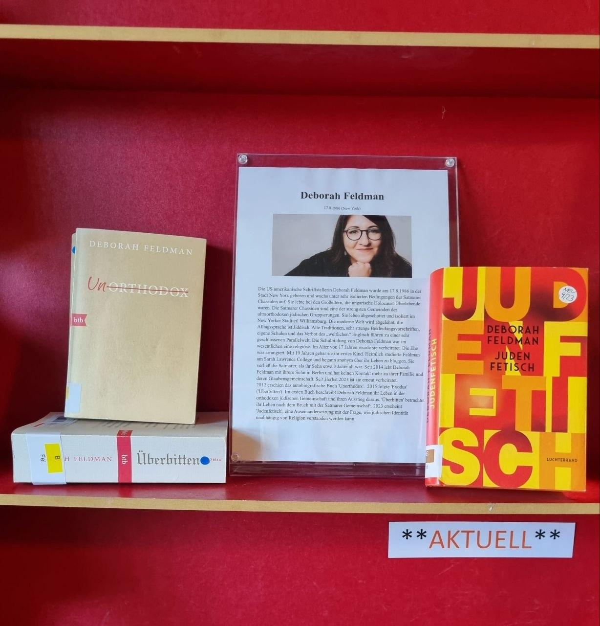 Regal mit Büchern von Deborah Feldman