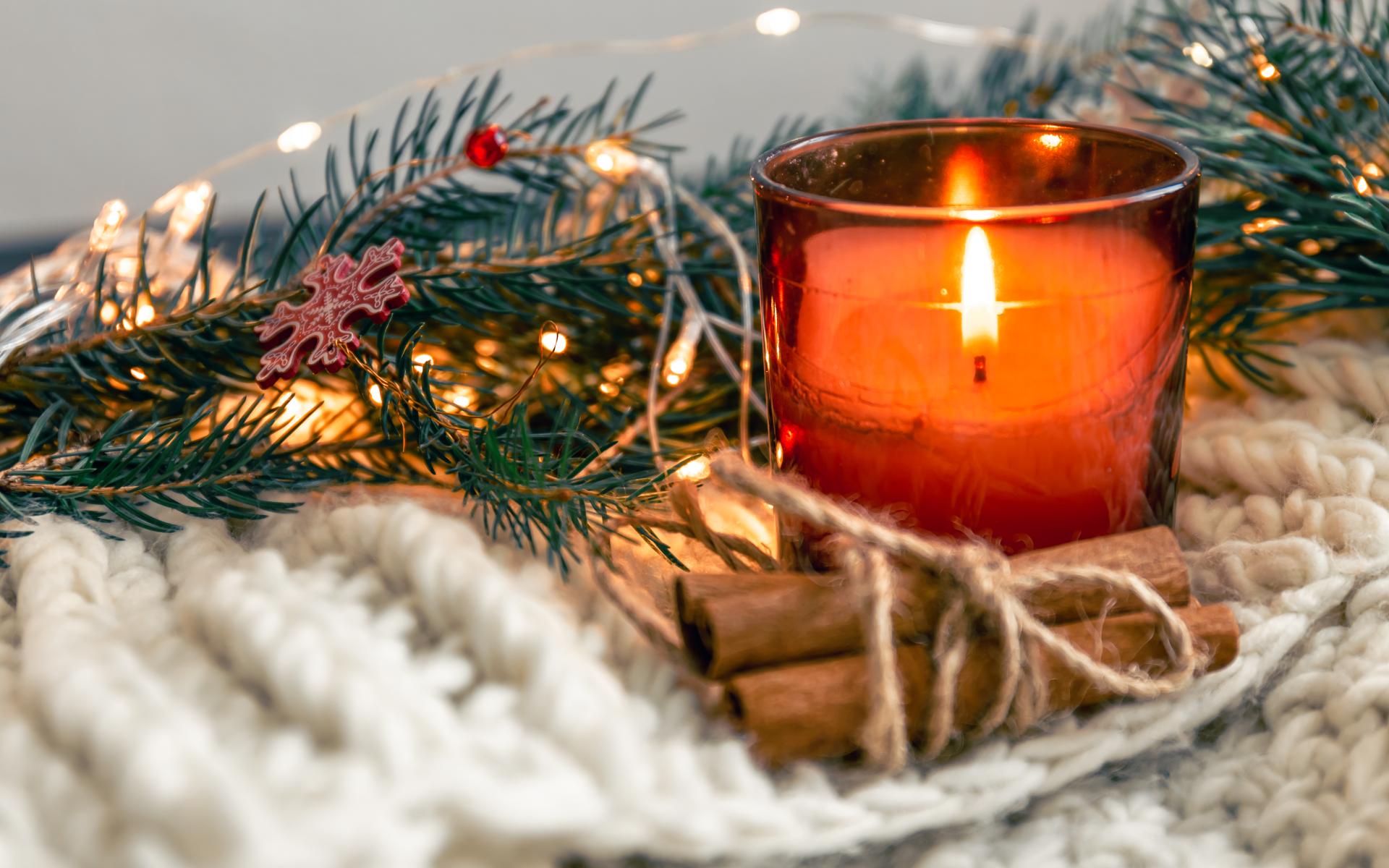 Advent-Dekoration mit Kerze und Zimtstange