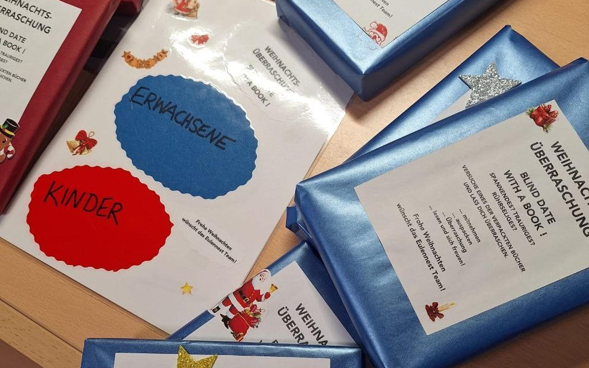 Weihnachtlich verpackte Bücher