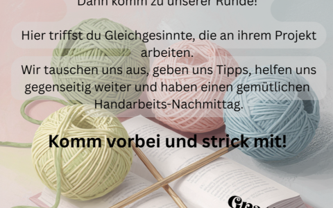 Wollknäuel, Stricknadeln und Buch auf Tisch